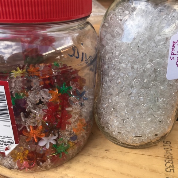 Plastic beads in variety of colors/shapes - Picture 8 of 8